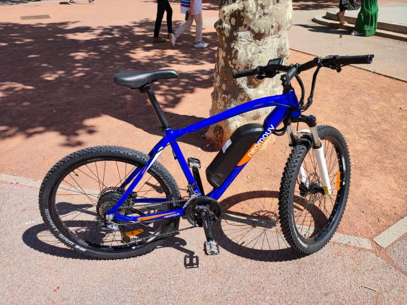 Acheter un VTT électrique NEOMOUV CRONOS comme neuf, moteur 45Nm roue arrière, batterie 480Wh à Lyon